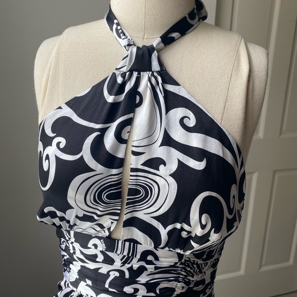 NWT Bebe Silky B&W Halter Top with Keyhole Detail - Picture 2 of 5